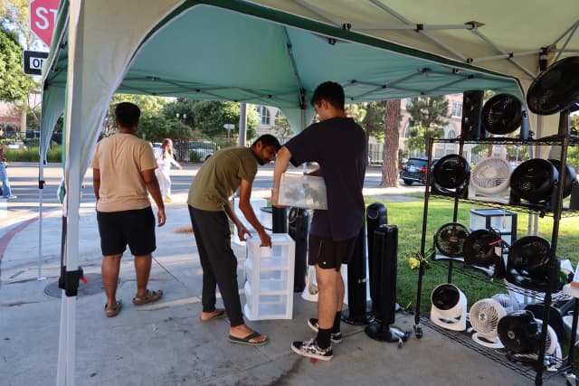 Students shopping at move-in